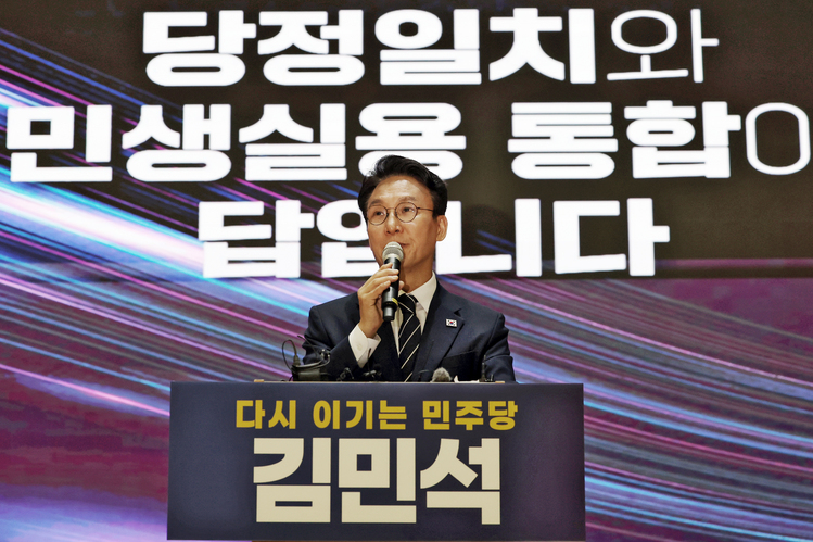 더불어민주당 당권주자인 김민석 전 국무총리가 6일 오전 전남광주통합특별시 동구 전일빌딩 245에서 당 대표 선거 출마 선언을 하고 있다. /연합뉴스 