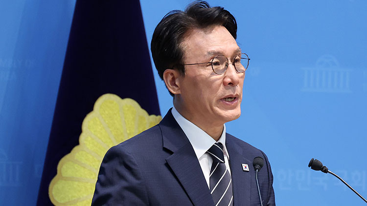 더불어민주당 당권주자인 김민석 전 국무총리가 6일 국회 소통관에서 당 대표 출마 선언 기자회견을 하고 있다. /연합뉴스