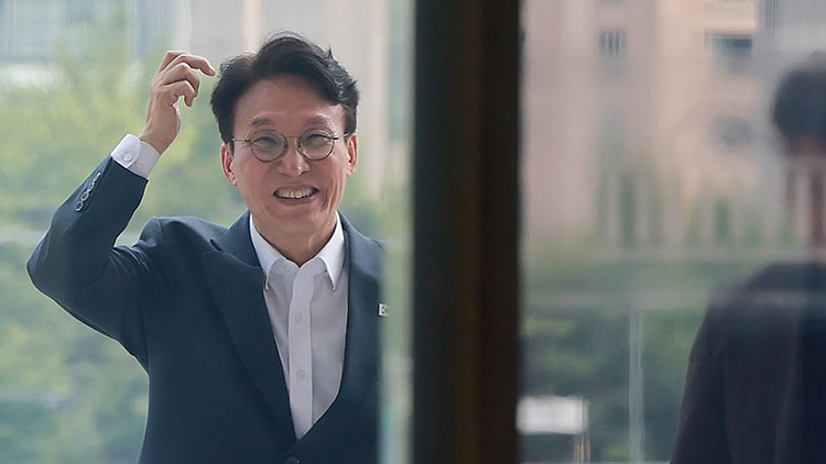 국무총리직에서 퇴임한 더불어민주당 김민석 의원이 지난 1일 국회 본청으로 향하고 있다. /연합뉴스