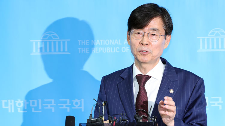 국민의힘 조경태 의원이 8일 국회 소통관에서 장동혁 당 대표에 대한 윤리위 제소 관련 기자회견을 마친 뒤 기자들의 질문에 답하고 있다. /연합뉴스