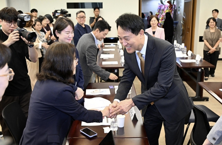 한국여성단체협의회 주최 정책 포럼에 참석해 참석자들과 인사하는 오세훈 서울시장(제공: 서울시)
