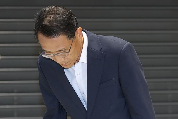 유재성 경찰청장 직무대행이 10일 인천국제공항 제2여객터미널을 통해 귀국해 취재진 질문에 답한 뒤 인사하고 있다. 
    유 직무대행은 유엔 경찰청장 회의(UNCOPS) 참석차 미국을 방문했으나, '광주 여고생 살해범' 장윤기 관련 수사팀 유착 의혹이 커지자 조기 귀국했다. /연합뉴스
