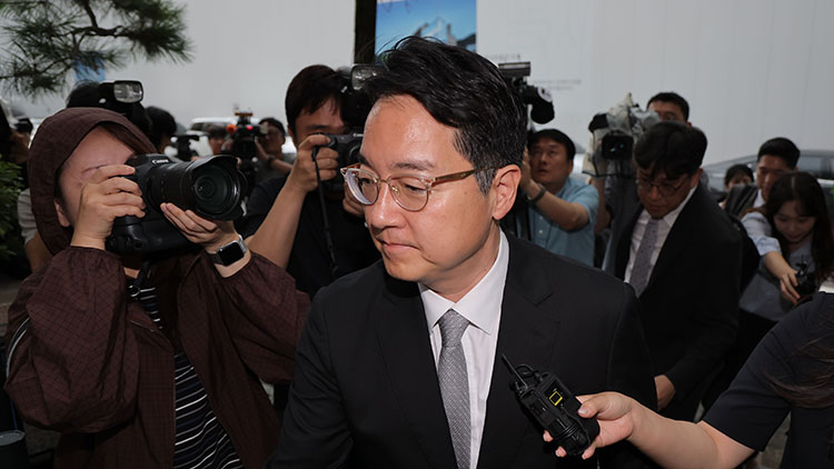 김건희 여사가 연루된 수사 무마 의혹을 받는 심우정 전 검찰총장이 10일 피의자 조사를 위해 경기 과천 2차 종합특검으로 출석하고 있다. /연합뉴스