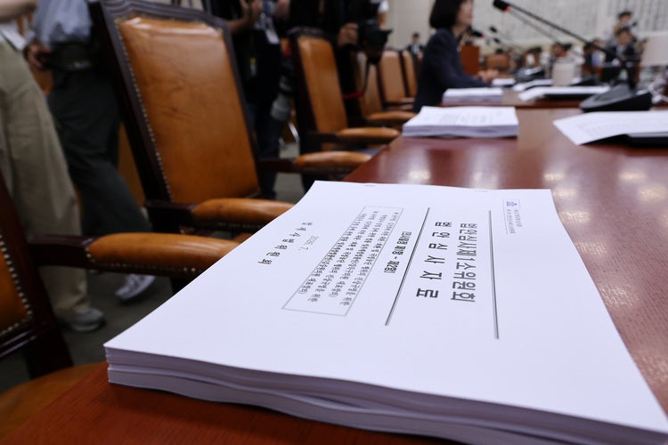 김승원 소위원장이 10일 국회에서 열린 법제사법위원회 법안심사1소위원회에 법안심사자료가 놓여 있다. 국민의힘은 이날 회의에 불참했다. /연합뉴스