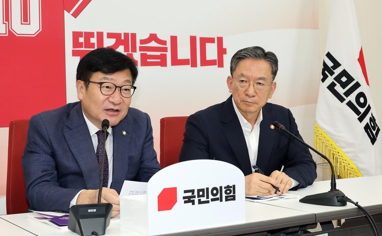 국민의힘 정점식 원내대표(왼쪽)가 8일 국회에서 정성호 법무부 장관을 만나 얘기를 나누고 있다. /연합뉴스