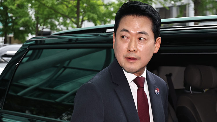 10일 '장윤기 사건'과 관련해 경찰청을 항의 방문한 국민의힘 장동혁 대표가 유재성 경찰청장 직무대행과의 면담장에 취재진, 보좌관 등의 출입을 막으며 비공개를 요청하는 경찰에게 항의한 뒤 면담을 취소하고 되돌아가고 있다. /연합뉴스