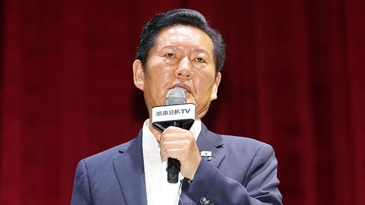 정청래 더불어민주당 전 대표가 10일 오후 전남광주특별시 동구 조선대학교 해오름관에서 열린 '호남일보TV 개국 1주년 기념 특별강연회'에서 마이크를 잡고 발언하고 있다. /연합뉴스