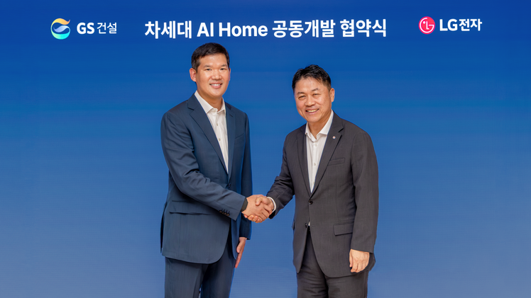 차세대 AI홈 공동개발 업무협약에서 GS건설 허윤홍 대표(사진 왼쪽)가 기념사진을 촬영하고 있다. (제공 : GS건설)