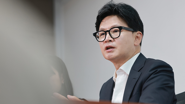 무소속 한동훈 의원이 지난 13일 국회 의원회관 자신의 사무실에서 더불어민주당이 추진하는 검찰 보완수사권 폐지와 관련해 '부산 돌려차기' 사건 피해자와 면담한 뒤 취재진을 만나 면담 내용을 설명하고 있다. /연합뉴스