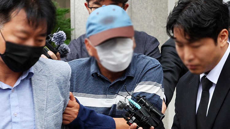 '여고생 살해범' 장윤기 사건의 증거를 인멸한 혐의 등을 받는 광주 광산경찰서 수사팀장 A 경감이 8일 오전 전남광주통합특별시 동구 광주지방법원에서 열린 구속 전 피의자 심문(영장실질심사)에 출석한 뒤 법정 밖으로 나오고 있다. /연합뉴스