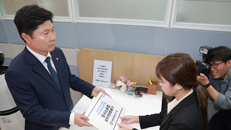 더불어민주당 홍기원 의원이 14일 국회 의안과에 검찰의 예외적 보완수사권을 허용하는 형사소송법 개정안을 제출하고 있다. /연합뉴스