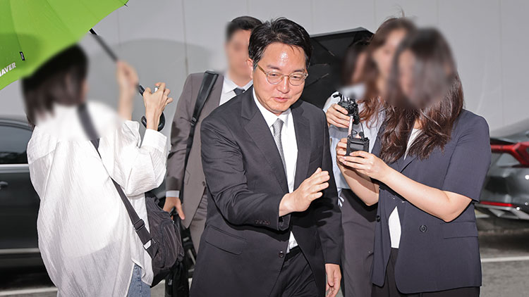 김건희 여사가 연루된 수사 무마 의혹을 받는 심우정 전 검찰총장이 지난 10일 피의자 조사를 위해 경기 과천 2차 종합특검으로 출석하고 있다. /연합뉴스