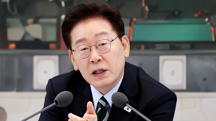 이재명 대통령이 16일 청와대 영빈관에서 열린 부처 업무보고에서 참석 기관장에게 질문하고 있다. /청와대통신사진기자단