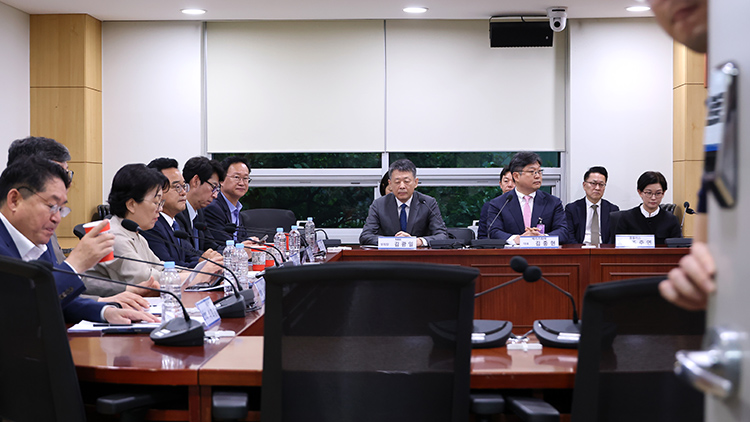 더불어민주당 을지로위원회 주최로 지난 9일 국회 의원회관에서 열린 '홈플러스 회생을 위한 MBK파트너스-메리츠 경영진 간담회'. 이 자리에는 김광일 MBK 부회장, 김중현 메리츠화재 대표, 조주연 홈플러스 대표가 참석했다. /연합뉴스