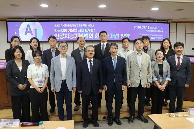 더불어민주당 송기헌 의원(앞줄 왼쪽에서 네번째)