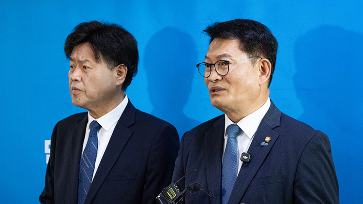 더불어민주당이 송영길 의원(오른쪽)과 김용 전 민주연구원 부원장 /TV조선 방송화면 캡처 